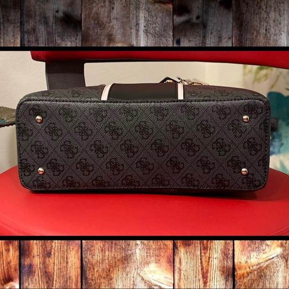 SOLD GUESS Crossbody - Picture 5 of 5